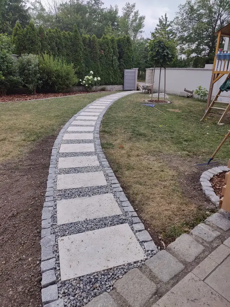 Završena baštenska staza sa kamenim pločama u Beogradu