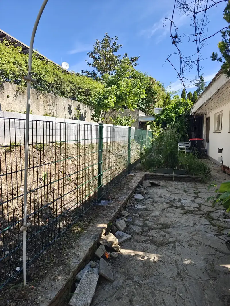 Postavljena panelna ograda oko dvorišta u Beogradu