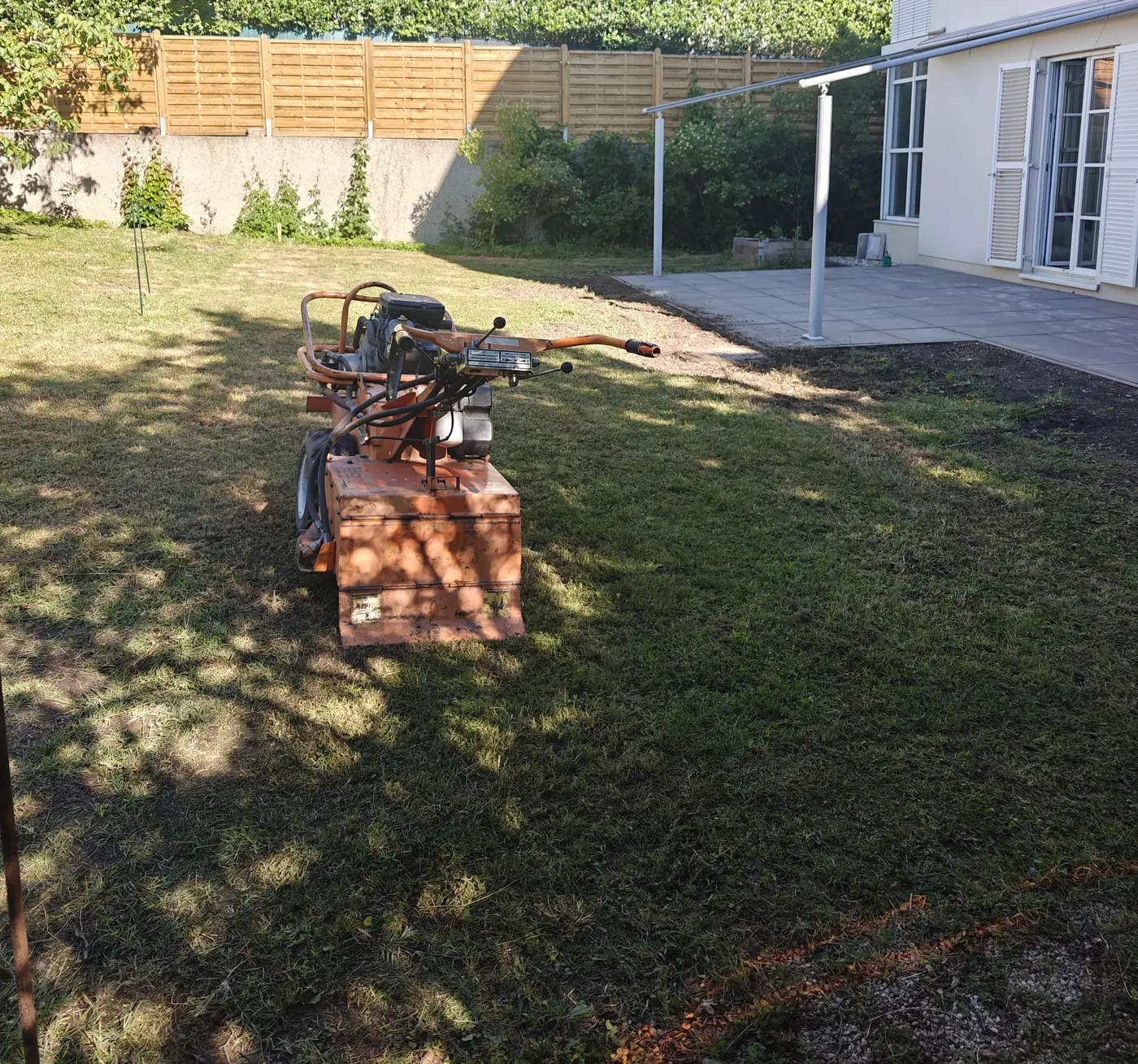 Stari travnjak pre skidanja busena i nivelacije terena