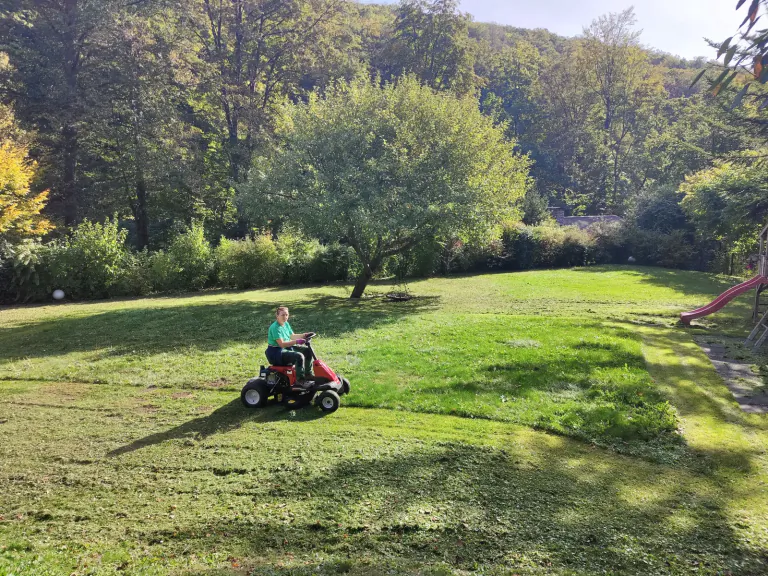 Košenje veće zelene površine rajder kosačicom