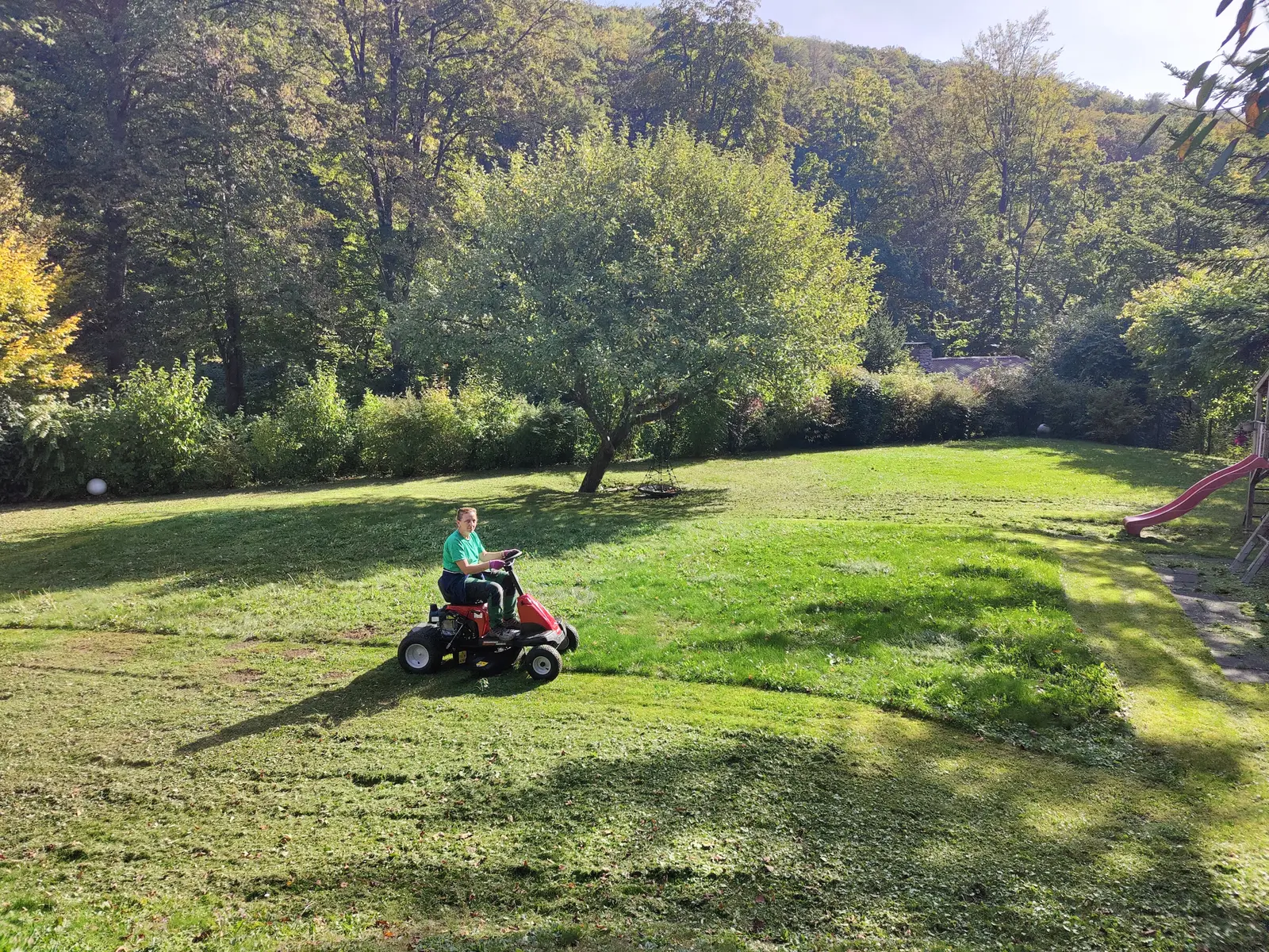 Košenje veće zelene površine rajder kosačicom