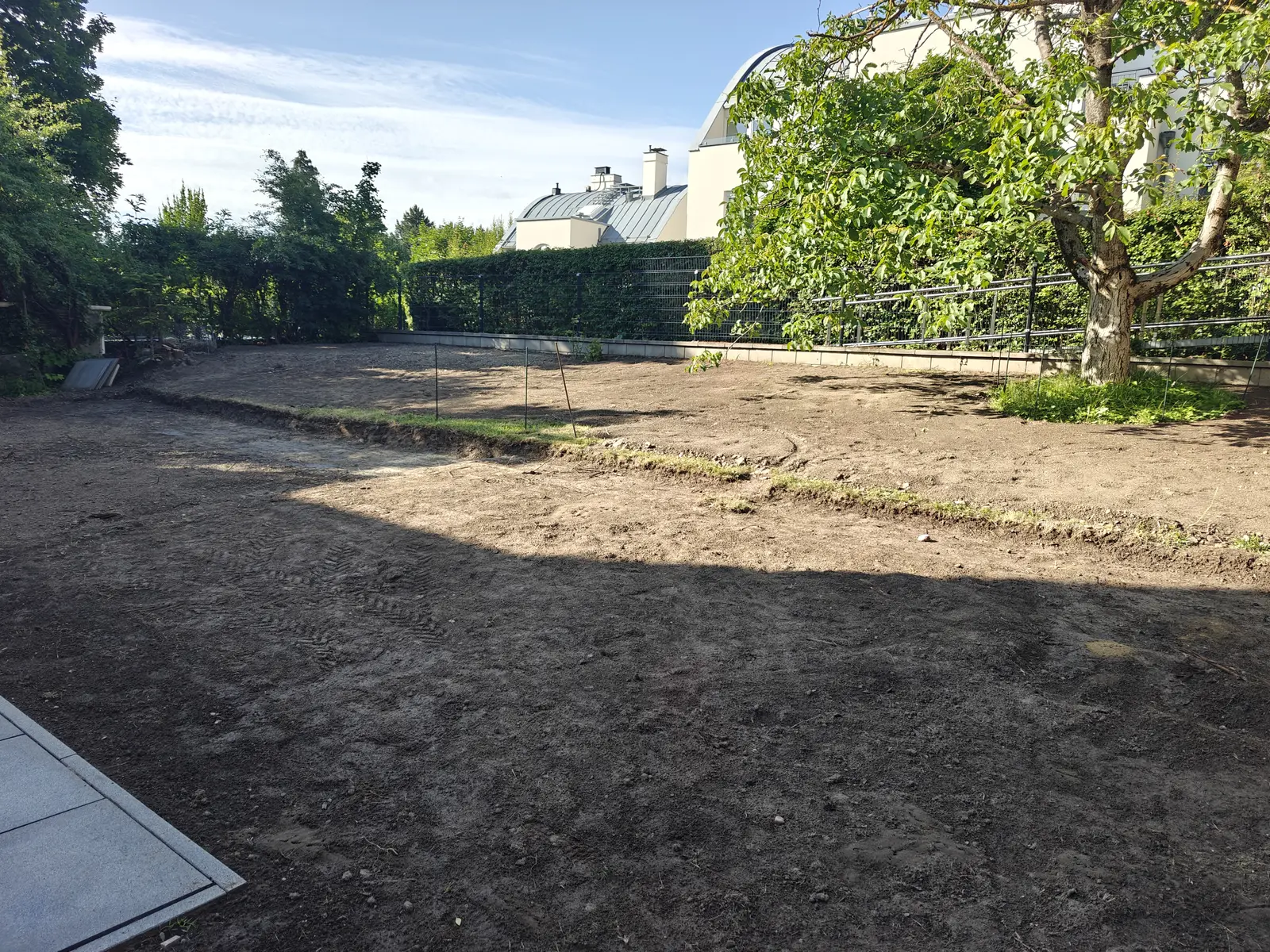 Poravnat i nivelisan teren nakon skidanja starog busena i odvoza zemlje