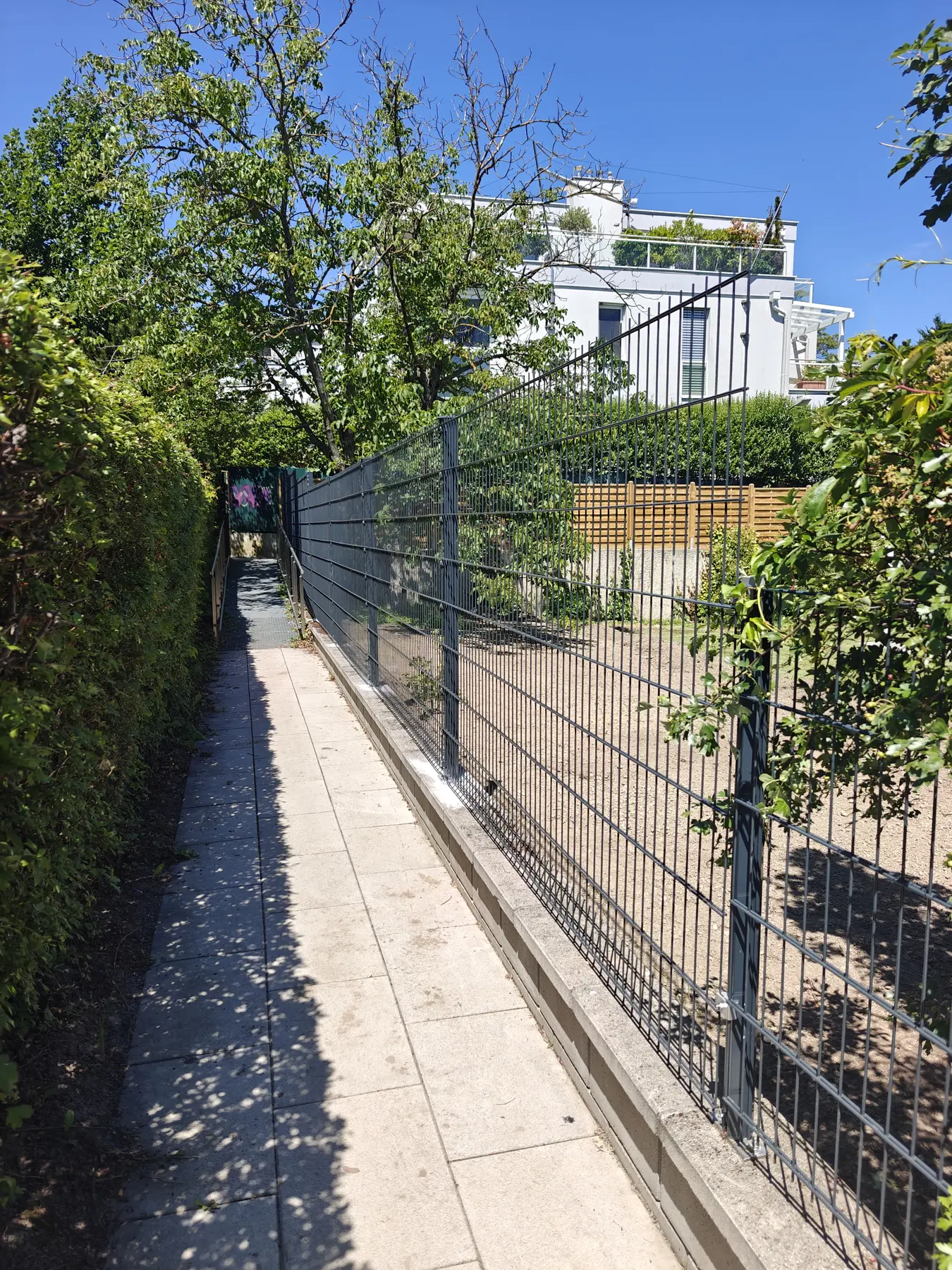 Nova 2D panelna ograda nakon uklanjanja stare ograde u okviru uređenja dvorišta