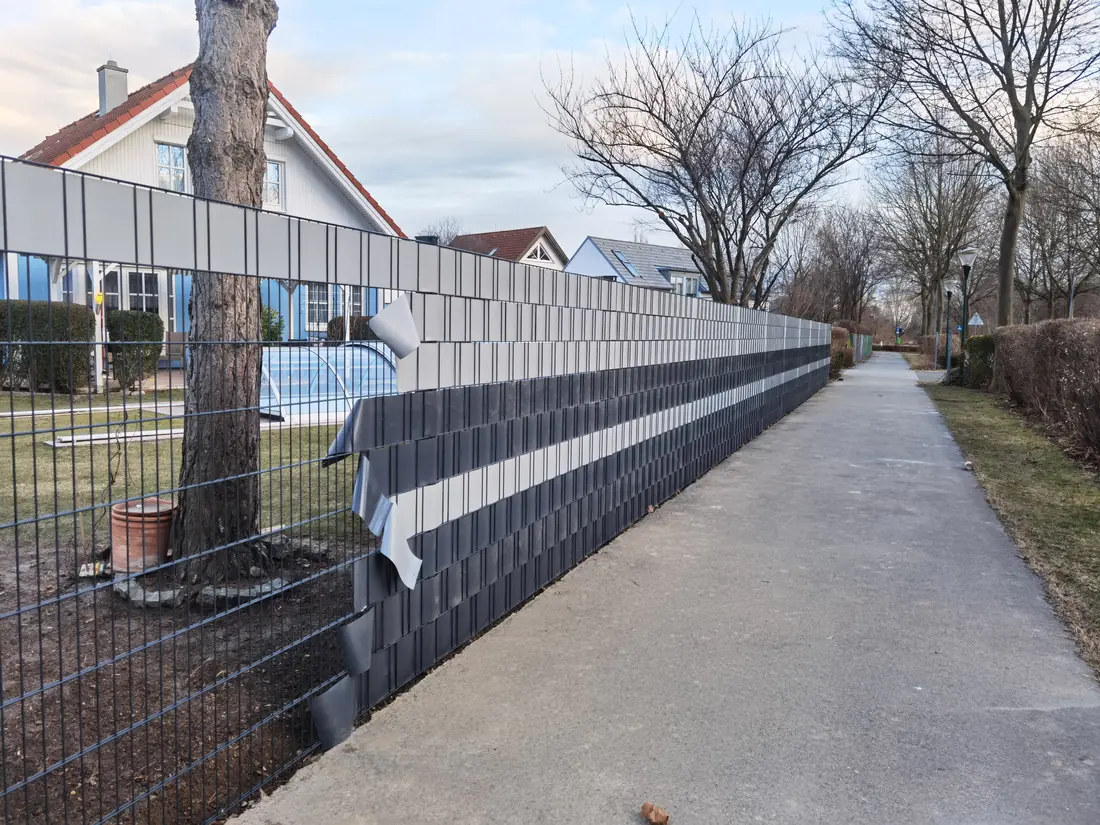 Provlačenje PVC traka kroz panelnu ogradu