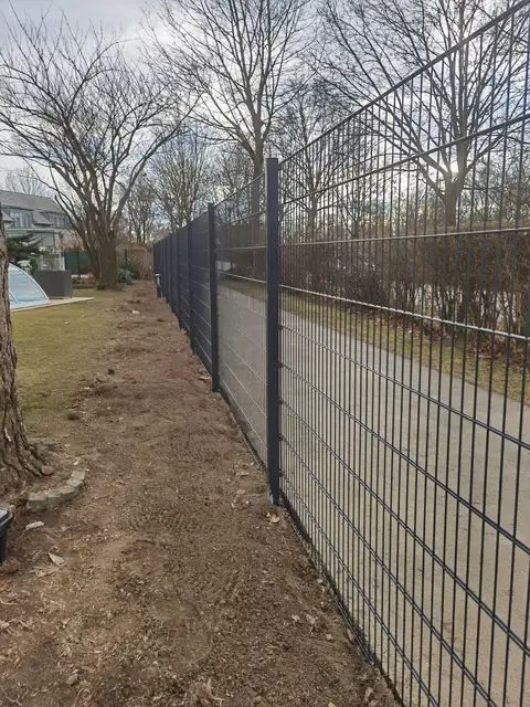 Postavljena panelna ograda duž staze