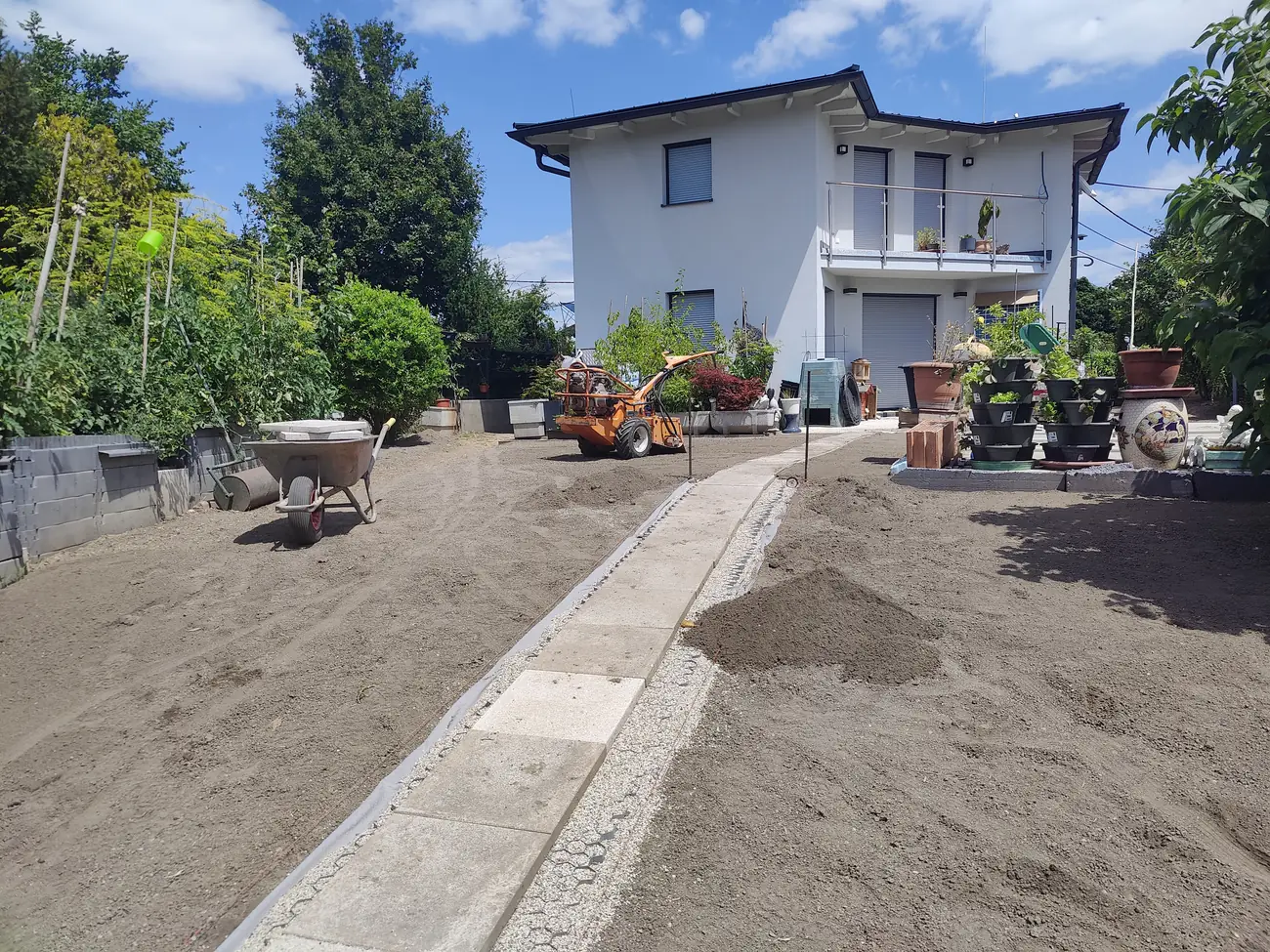 Izrada ivičnjaka i staze tokom uređenja dvorišta