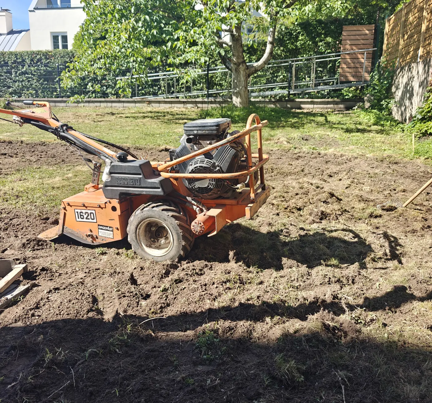 Mašinsko skidanje starog busena i travnatog sloja pre nivelacije dvorišta