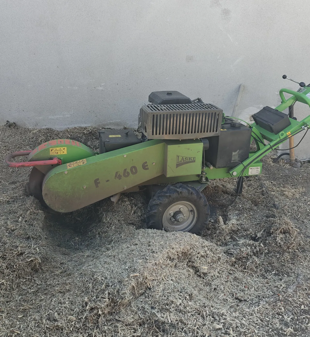 Laski F 460 E na uklanjanju panja u Pančevu
