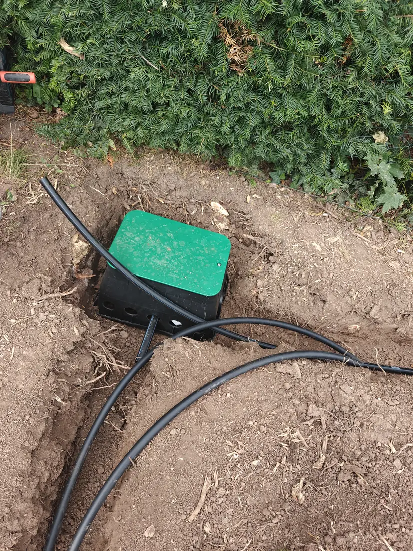 Razvodna kutija zalivnog sistema u zemlji uz živu ogradu