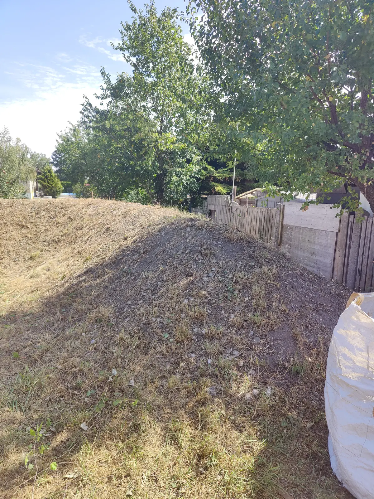 Plac nakon košenja i uklanjanja visoke trave