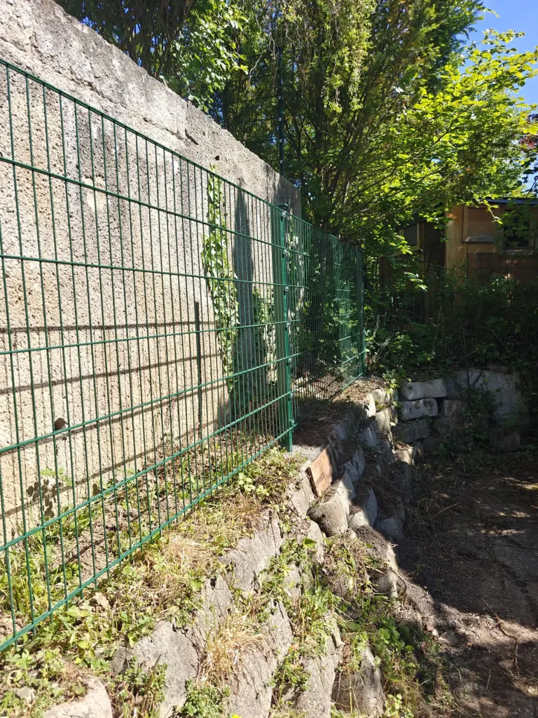 Postavljena žičana ograda uz potporni zid nakon radova