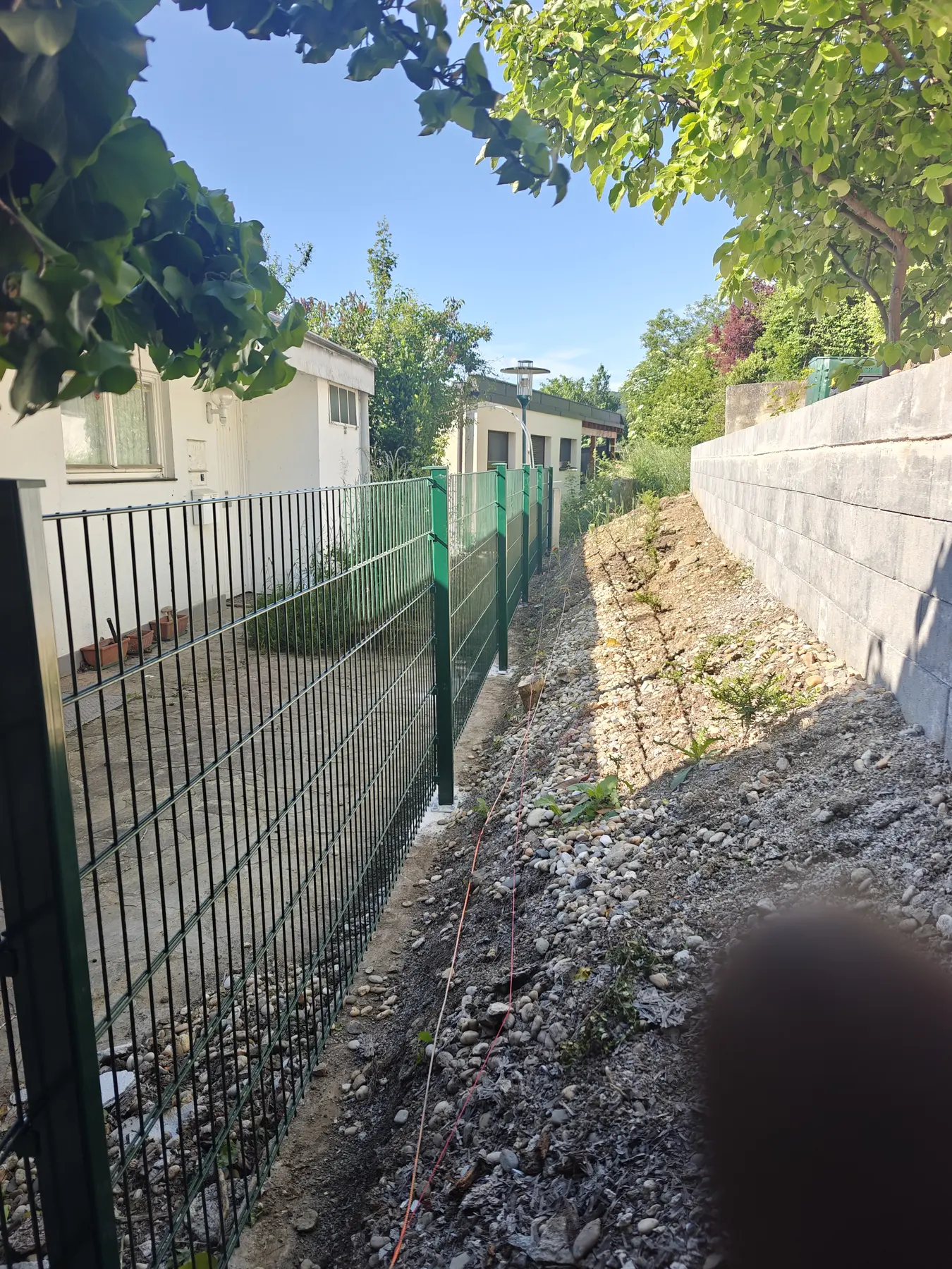 Priprema trase i postavljanje stubova žičane ograde na neravnom terenu